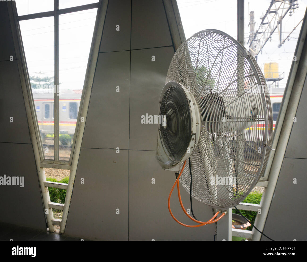 La vaporisation de l'eau ventilateur dans une gare aide les gens à prendre l'air photo prise à l'Indonésie Banque D'Images