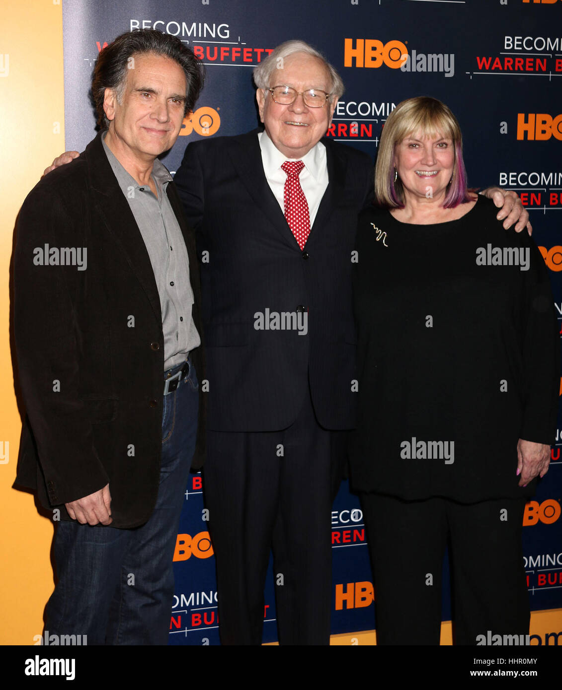 New York, USA. 19 Jan, 2017. Homme d'affaires Warren Buffett avec ses  enfants Peter Buffett et Susie Buffett lors de la première mondiale de la  chaîne HBO film 'Devenir Warren Buffett" tenue