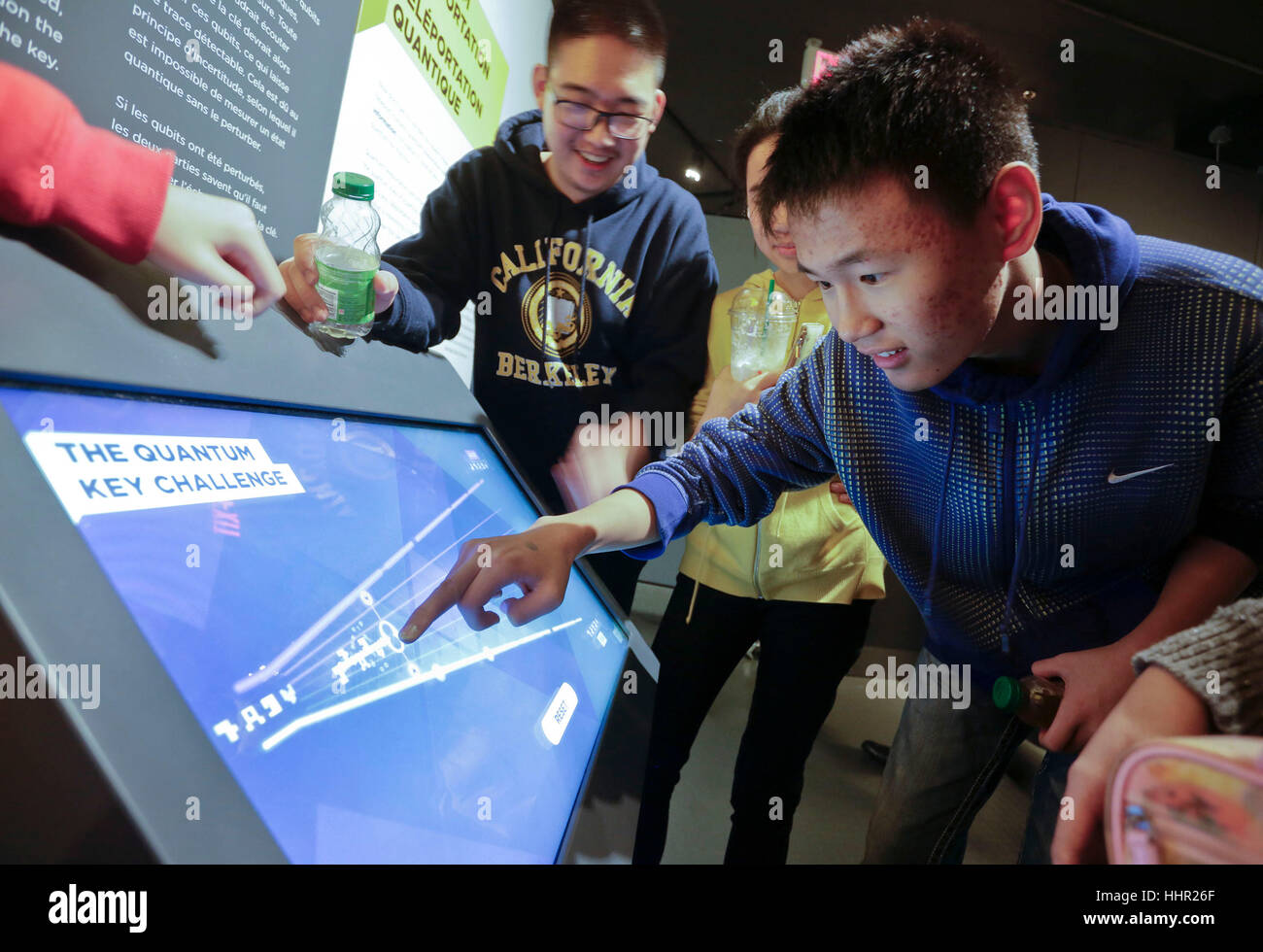 Vancouver, Canada. 19 Jan, 2017. Personnes visitent l'exposition science quantique à Vancouver, Canada, Janv. 19, 2017. L'exposition faisait partie d'une année de la fête du Canada Programme de la science et de l'innovation le développement en cours des 150 dernières années. Credit : Liang Sen/Xinhua/Alamy Live News Banque D'Images