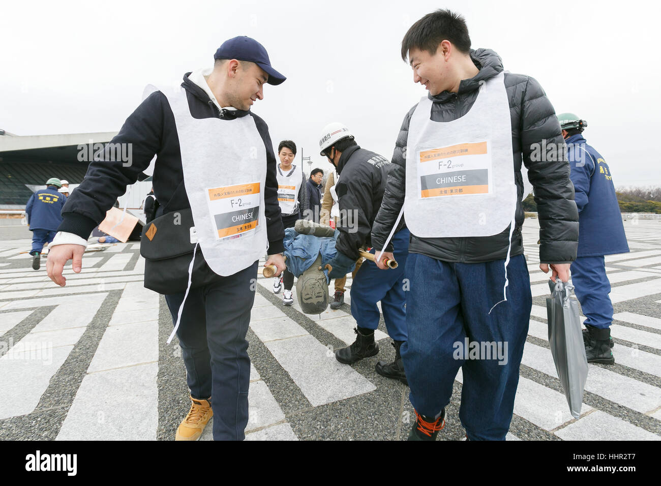 Les résidents étrangers participent à une classe de techniques de sauvetage au Parc Olympique Komazawa le 20 janvier 2017, Tokyo, Japon. Environ 366 résidents étrangers de Tokyo ont été instruits de la manière de se protéger en cas de tremblement de terre par le service d'incendie de Tokyo. Aux côtés de 38 volontaires, dont l'anglais, chinois, espagnol et français des interprètes, les participants ont appris les premiers soins, les techniques de sauvetage, et à propos de l'abri, et a également connu les secousses d'un séisme majeur. Le Gouvernement de Tokyo a organisé la formation des résidents étrangers pour promouvoir la prise de conscience de la nécessité de se préparer au cas où un gros Banque D'Images