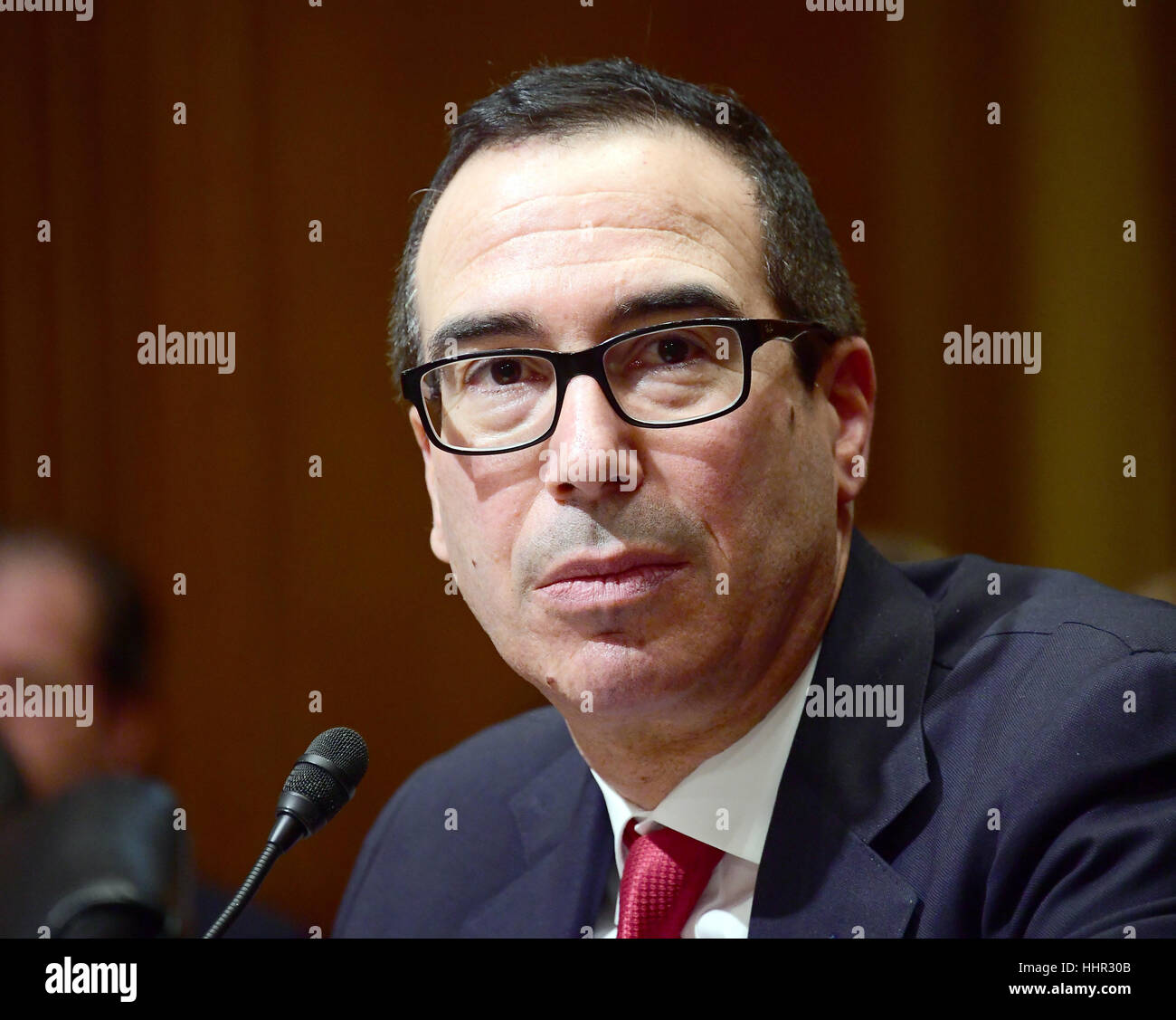 Washington, Us. 19 Jan, 2017. Steven T. Mnuchin apparaît devant le comité sénatorial des finances compte tenu de sa nomination au poste de secrétaire du Conseil du Trésor sur la colline du Capitole à Washington, DC le jeudi 19 janvier 2017. Credit : Ron Sachs/CNP - AUCUN FIL SERVICE - Photo : Ron Sachs/consolidé/dpa/Alamy Live News Banque D'Images