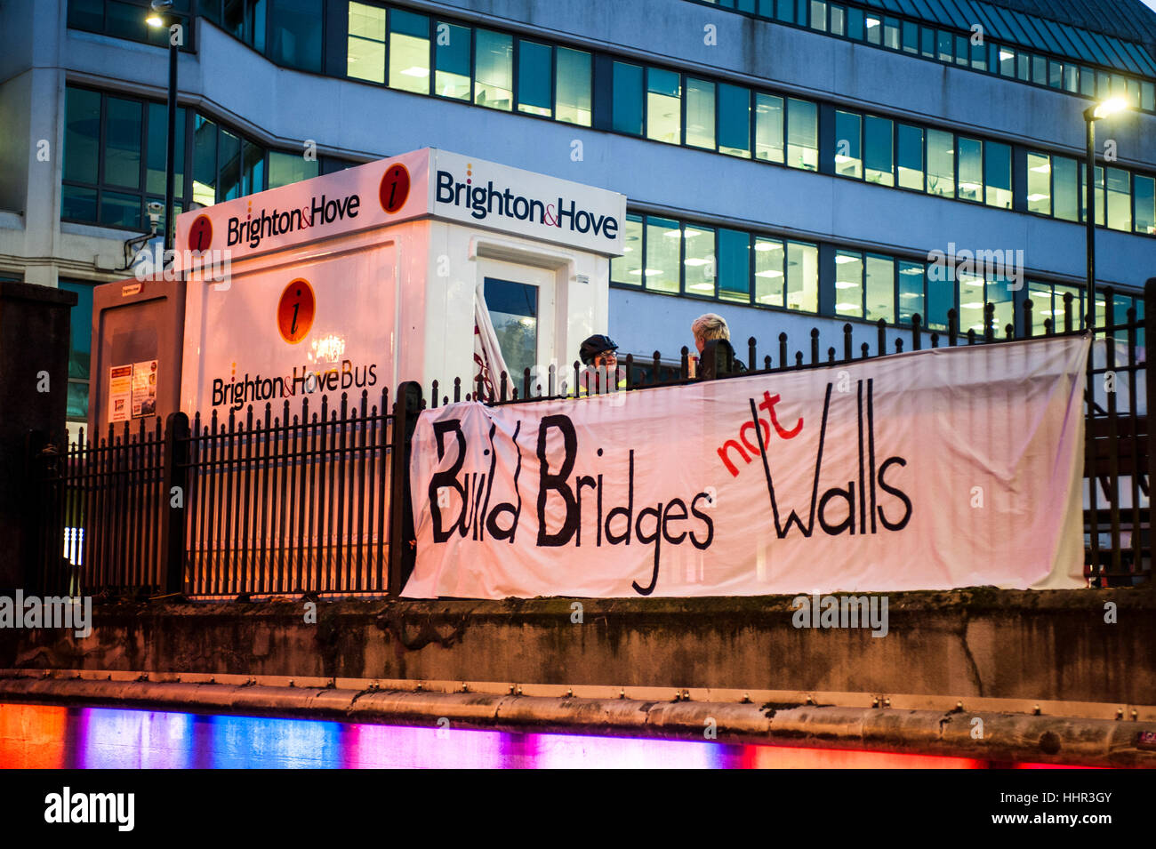 Brighton, Angleterre, Royaume-Uni. 20 Jan, 2017. Brighton, East Sussex. 20 janvier 2017. Des centaines de militants à travers le Royaume-Uni, et le reste du monde, d'envoyer un message d'espoir de paix et d'unité pour coïncider avec le Président Donald Trump. Le mouvement # BridgesNotWalls a été inspiré par l'élection d'Atout s'engagent à construire un mur entre les États-Unis et le Mexique. Gays et lesbiennes ; soutenir les migrants au bridge à l'extérieur de la gare de Brighton, ont enlevé la bannière, et avec Caroline Lucas MP hors station. Credit : Francesca Moore/Alamy Live News Banque D'Images