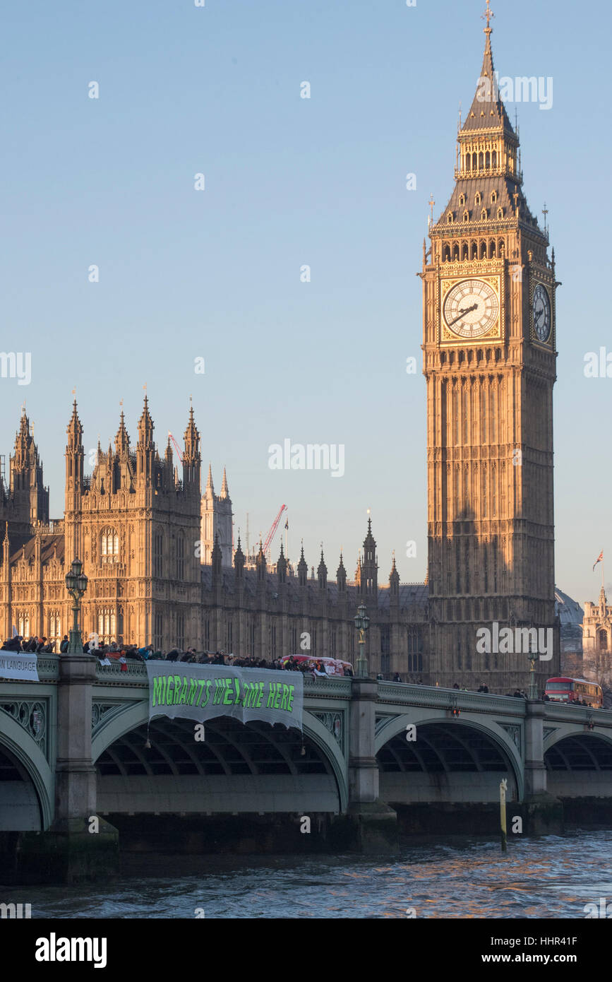 Londres, Royaume-Uni. 20 Jan, 2017. Les protestataires anti-racisme d'affichage de bannières sur le pont de Westminster le jour Donald Trump est assermenté à titre de président des Etats-Unis. Crédit : Peter Manning/Alamy Live News Banque D'Images