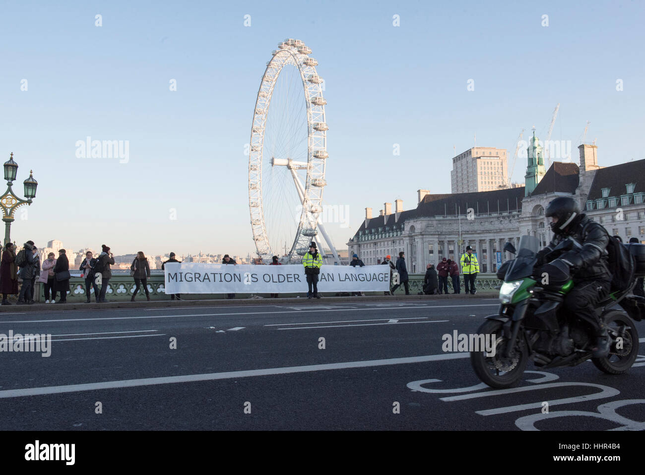 Londres, Royaume-Uni. 20 Jan, 2017. Les protestataires anti-racisme d'affichage de bannières sur le pont de Westminster le jour Donald Trump est assermenté à titre de président des Etats-Unis. Crédit : Peter Manning/Alamy Live News Banque D'Images