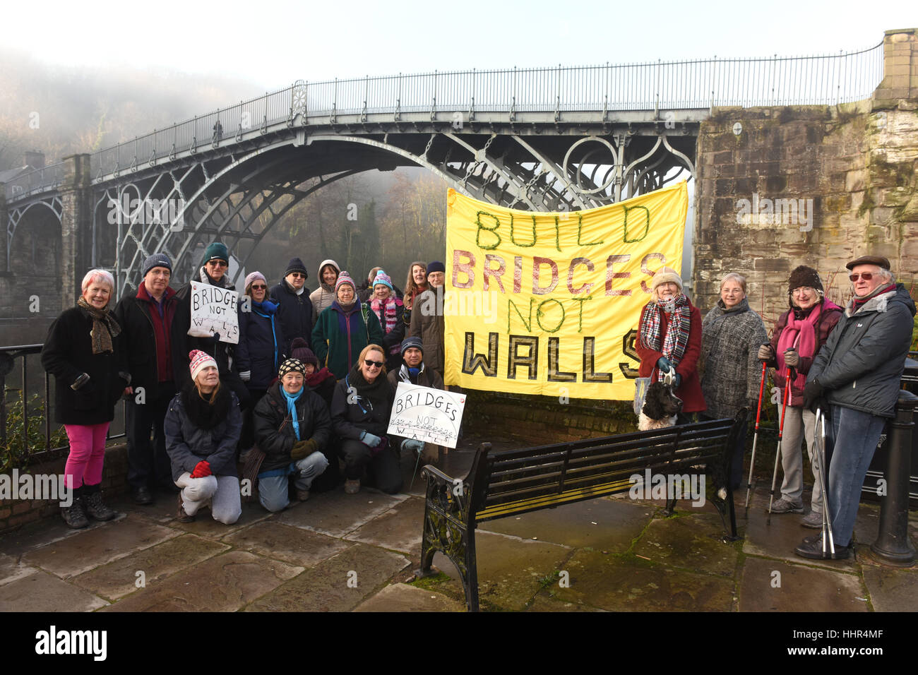 Construire des ponts et non des murs les militants qui font campagne contre la politique de Donald Trump à côté du plus vieux Ironbridge au monde. Crédit : David Bagnall Banque D'Images