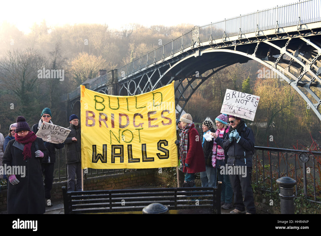 Construire des ponts et non des murs les militants qui font campagne contre la politique de Donald Trump à côté du plus vieux Ironbridge au monde. Crédit : David Bagnall Banque D'Images