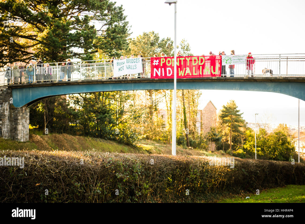 Vendredi 20 janvier 2017, le Pays de Galles Aberystwyth UK Construire des ponts pas des murs : à 11h le vendredi 20 mai 2017, les gens dévoilent leur bannières sur la passerelle au-dessus de la route principale dans le cadre de l'Aberystwyth UK-bannière large drop des ponts à travers le pays, le jour que l'atout de Donald est nommé le nouveau président des États-Unis. Selon les organisateurs, ils veulent "d'envoyer un simple message d'espoir, et sans équivoque. Nous allons construire des ponts, pas des murs, d'un monde pacifique et juste se débarrasser de l'oppression et de la haine." Photo : Keith Morris / Alamy Vivre NewsBuo Banque D'Images