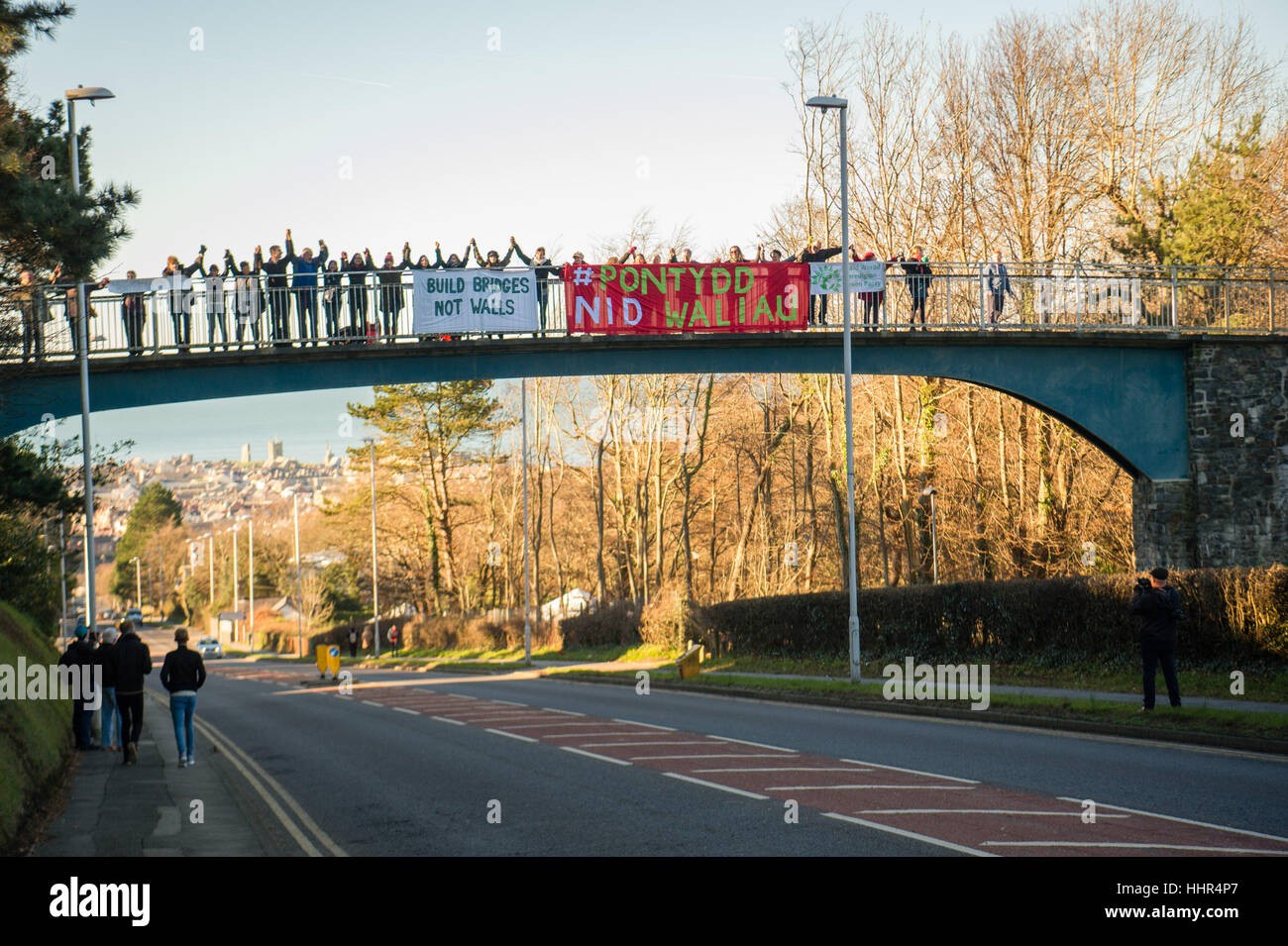 Vendredi 20 janvier 2017, le Pays de Galles Aberystwyth UK Construire des ponts pas des murs : à 11h le vendredi 20 mai 2017, les gens dévoilent leur bannières sur la passerelle au-dessus de la route principale dans le cadre de l'Aberystwyth UK-bannière large drop des ponts à travers le pays, le jour que l'atout de Donald est nommé le nouveau président des États-Unis. Selon les organisateurs, ils veulent "d'envoyer un simple message d'espoir, et sans équivoque. Nous allons construire des ponts, pas des murs, d'un monde pacifique et juste se débarrasser de l'oppression et de la haine." Photo : Keith Morris / Alamy Vivre NewsBuo Banque D'Images