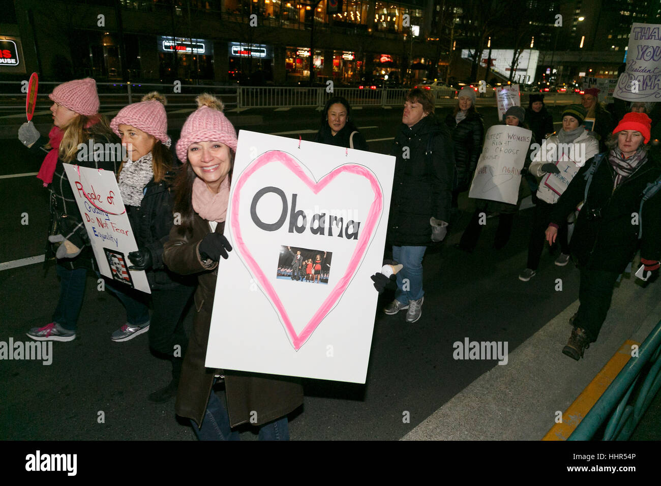 Tokyo, Japon. 20 janvier 2017. Les manifestants dans les rues de Tokyo en mars en solidarité avec la Marche des femmes sur Washington, le 20 janvier 2017, Tokyo, Japon. Des centaines de personnes ont marché tenant des pancartes avec des messages à l'appui des droits des femmes aux États-Unis. De nombreux manifestants anti-Trump sont également attendus à mars à Washington, le 20 janvier, pour protester contre la présidence de Donald Trump. Credit : Rodrigo Reyes Marin/AFLO/Alamy Live News Banque D'Images
