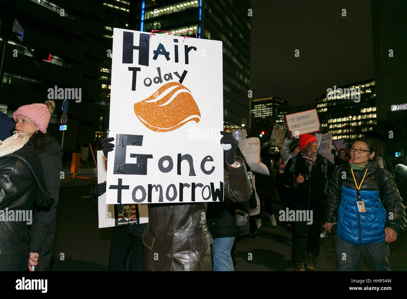 Tokyo, Japon. 20 janvier 2017. Les manifestants dans les rues de Tokyo en mars en solidarité avec la Marche des femmes sur Washington, le 20 janvier 2017, Tokyo, Japon. Des centaines de personnes ont marché tenant des pancartes avec des messages à l'appui des droits des femmes aux États-Unis. De nombreux manifestants anti-Trump sont également attendus à mars à Washington, le 20 janvier, pour protester contre la présidence de Donald Trump. Credit : Rodrigo Reyes Marin/AFLO/Alamy Live News Banque D'Images