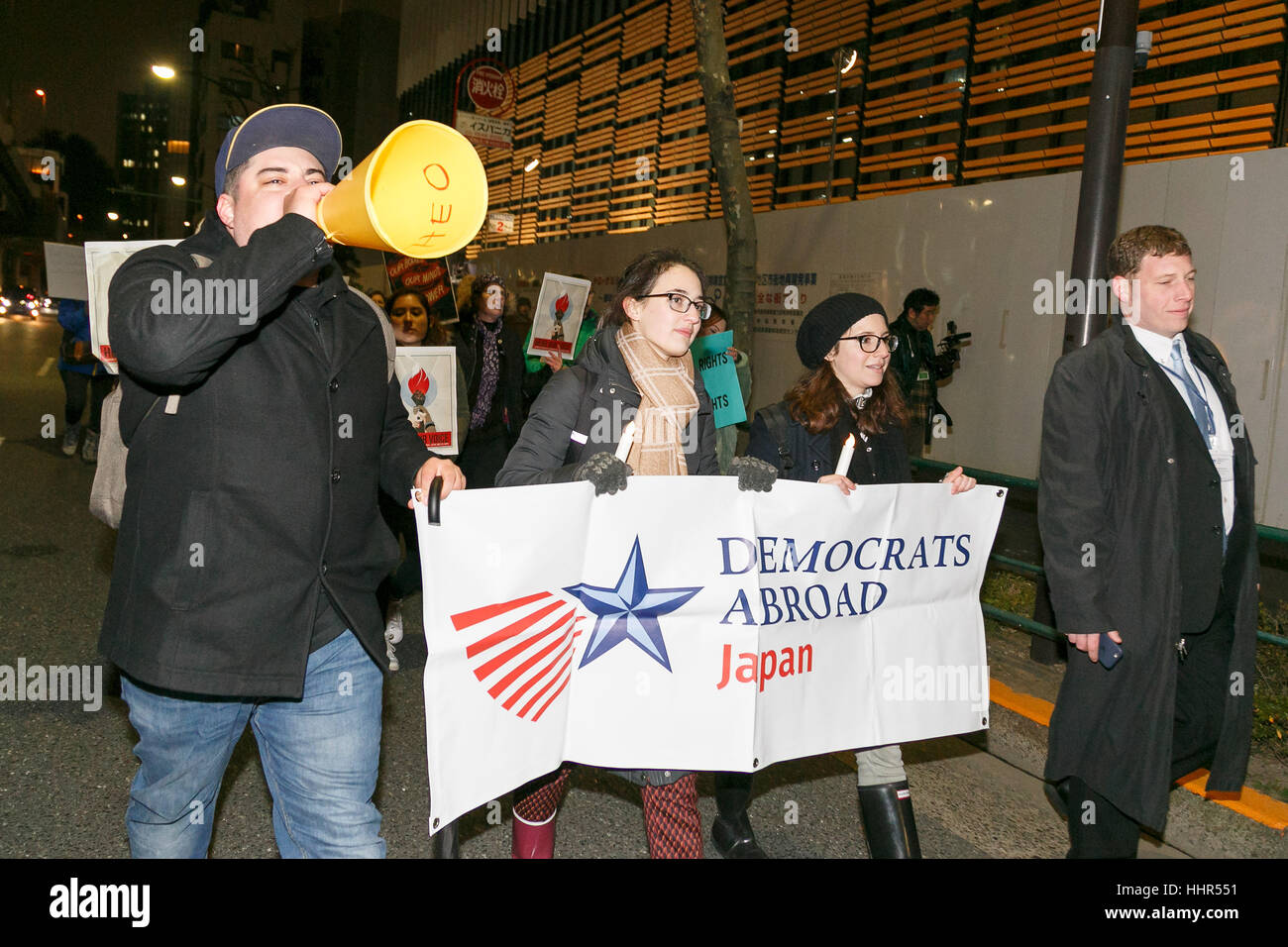 Tokyo, Japon. 20 janvier 2017. Les manifestants dans les rues de Tokyo en mars en solidarité avec la Marche des femmes sur Washington, le 20 janvier 2017, Tokyo, Japon. Des centaines de personnes ont marché tenant des pancartes avec des messages à l'appui des droits des femmes aux États-Unis. De nombreux manifestants anti-Trump sont également attendus à mars à Washington, le 20 janvier, pour protester contre la présidence de Donald Trump. Credit : Rodrigo Reyes Marin/AFLO/Alamy Live News Banque D'Images