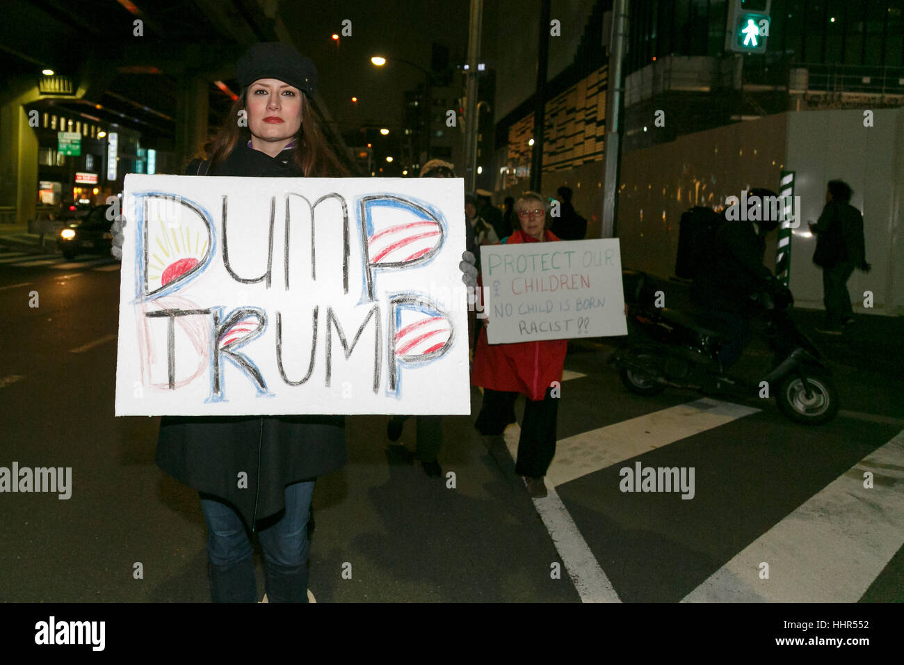 Tokyo, Japon. 20 janvier 2017. Les manifestants dans les rues de Tokyo en mars en solidarité avec la Marche des femmes sur Washington, le 20 janvier 2017, Tokyo, Japon. Des centaines de personnes ont marché tenant des pancartes avec des messages à l'appui des droits des femmes aux États-Unis. De nombreux manifestants anti-Trump sont également attendus à mars à Washington, le 20 janvier, pour protester contre la présidence de Donald Trump. Credit : Rodrigo Reyes Marin/AFLO/Alamy Live News Banque D'Images