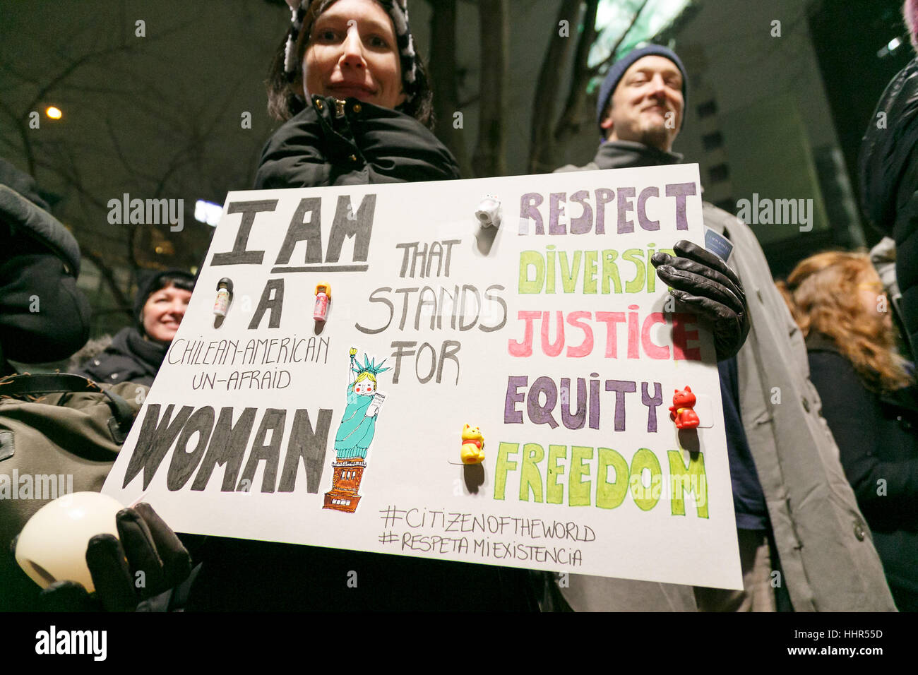Tokyo, Japon. 20 janvier 2017. Les manifestants dans les rues de Tokyo en mars en solidarité avec la Marche des femmes sur Washington, le 20 janvier 2017, Tokyo, Japon. Des centaines de personnes ont marché tenant des pancartes avec des messages à l'appui des droits des femmes aux États-Unis. De nombreux manifestants anti-Trump sont également attendus à mars à Washington, le 20 janvier, pour protester contre la présidence de Donald Trump. Credit : Rodrigo Reyes Marin/AFLO/Alamy Live News Banque D'Images