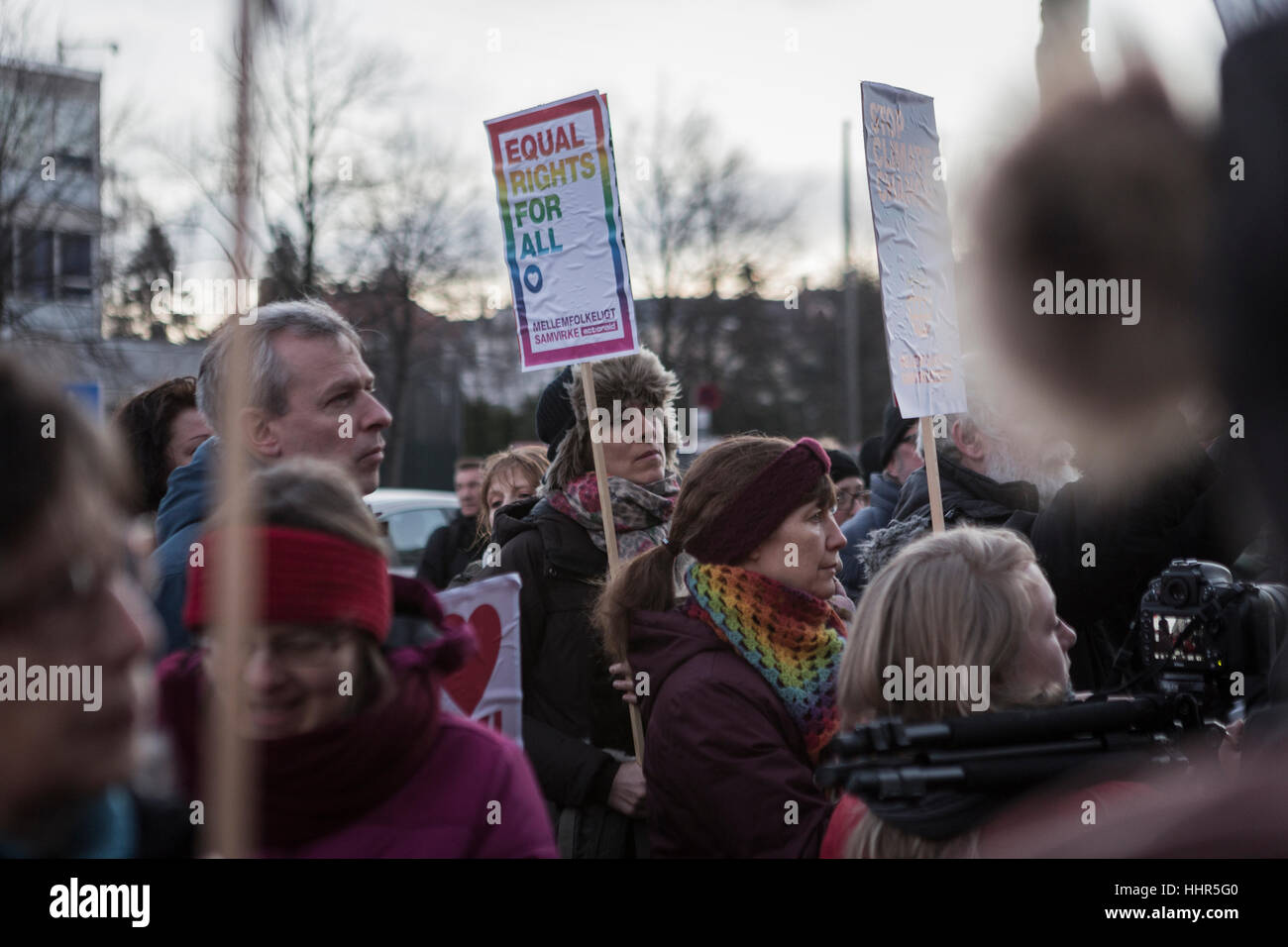 Copenhague, Danemark. 20 Jan, 2017. Les manifestants de Greenpeace et Mellemfolkeligt Samvirke recueillir l'extérieur de l'ambassade des Etats-Unis à Copenhague le jour Donald Trump sera assermenté à titre de président des États-Unis d'Amérique. Les manifestants veulent dire non à l'Atout chemin du pouvoir et son caractère raciste, sexiste et ultra-nationaliste, le climat hostile et opinions haineuses. Gonzales : Crédit Photo/Alamy Live News Banque D'Images