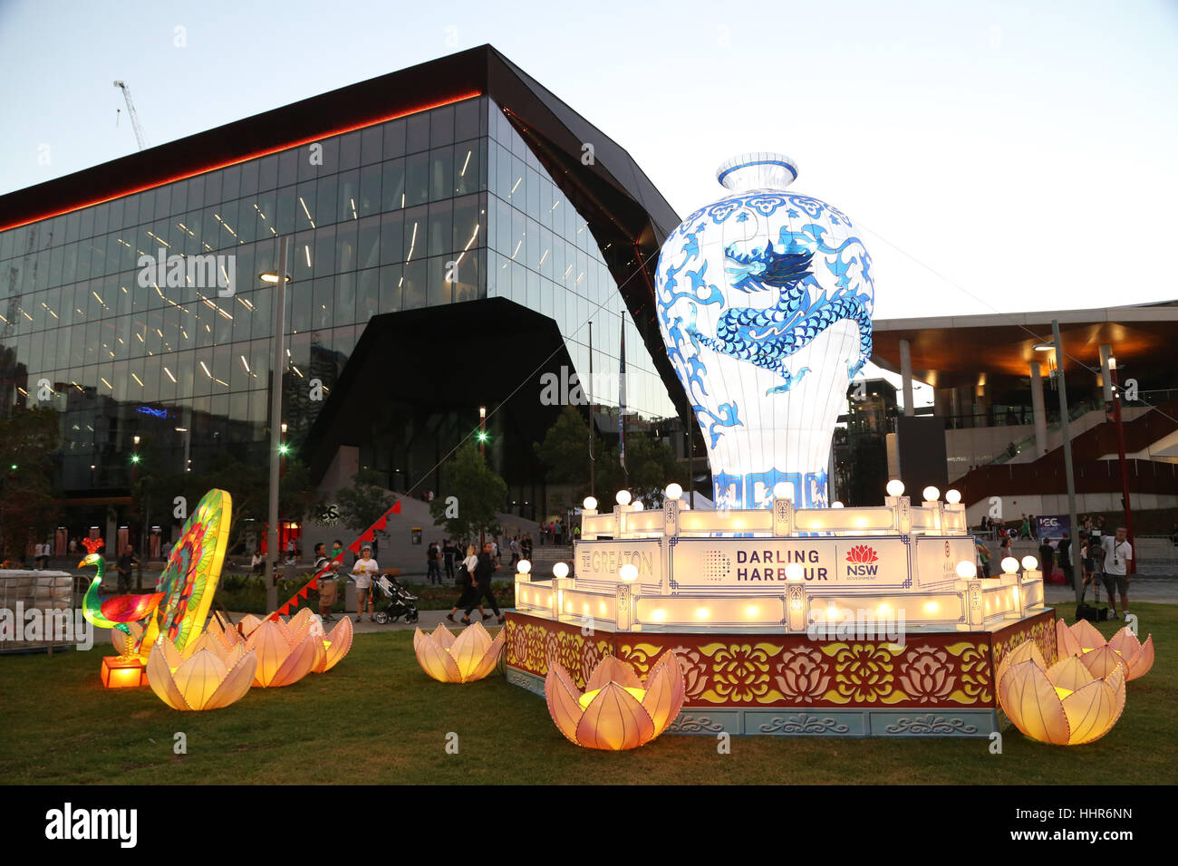 Sydney, Australie. 20 Jan, 2017. Le Premier ministre australien, Malcolm Turnbull et femme Lucy assister à l'ouverture de la nouvelle année chinoise Festival à Tumbalong Park, Darling Harbour. Sur la photo : un gigantesque vase Ming lanterne. Credit : Crédit : Richard Milnes/Alamy Live News Banque D'Images