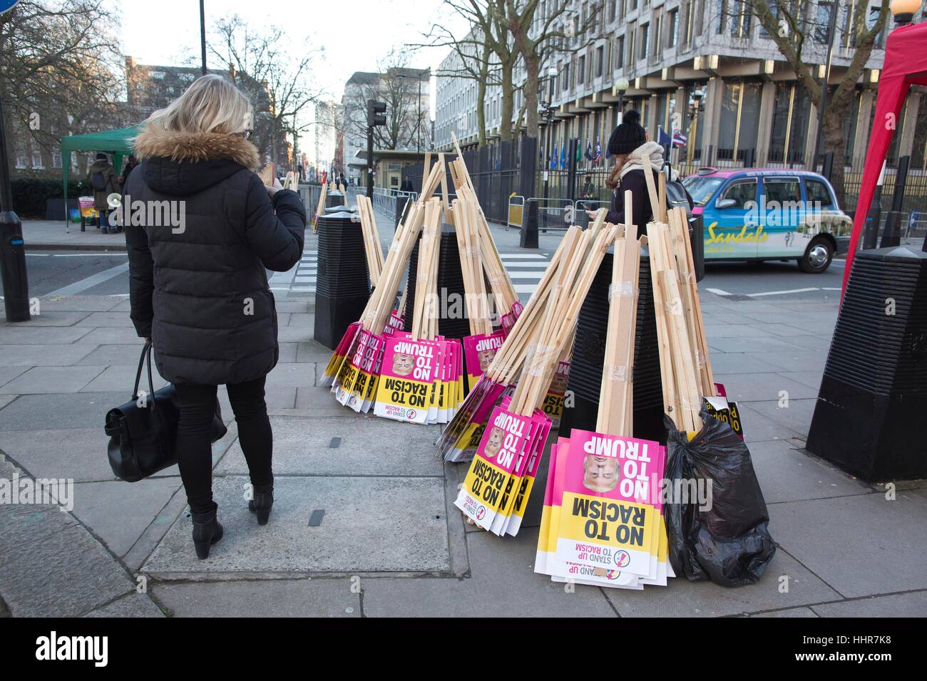 Londres, Royaume-Uni. 20 Jan, 2017. Anti-Trump protester US Embassy, Grosvenor Square, London, UK. ce soir protester contre l'investiture du président américain Donald Trump à l'extérieur de l'ambassade américaine de Londres Banque D'Images