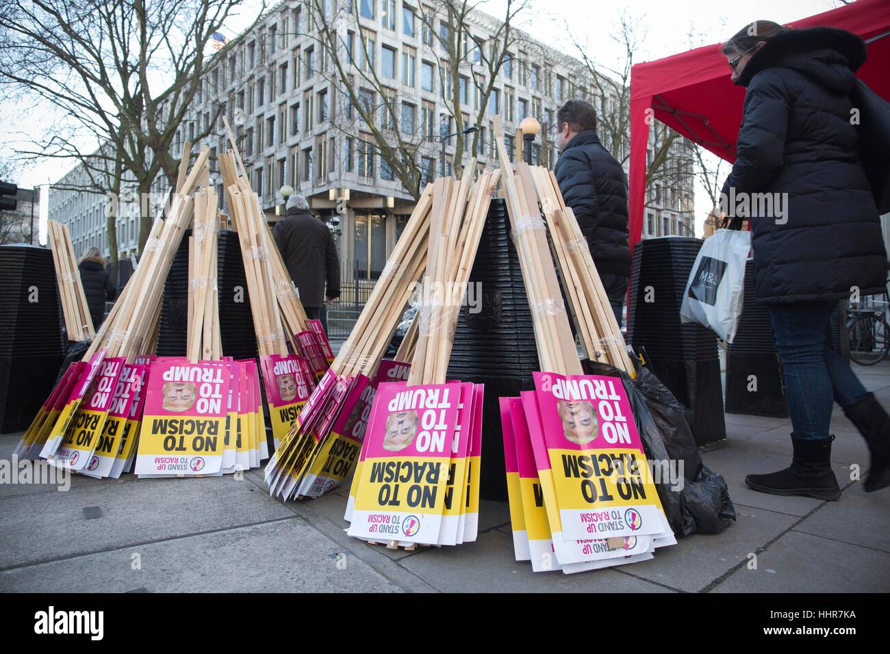 Londres, Royaume-Uni. 20 Jan, 2017. Anti-Trump protester US Embassy, Grosvenor Square, London, UK. ce soir protester contre l'investiture du président américain Donald Trump à l'extérieur de l'ambassade américaine de Londres Banque D'Images