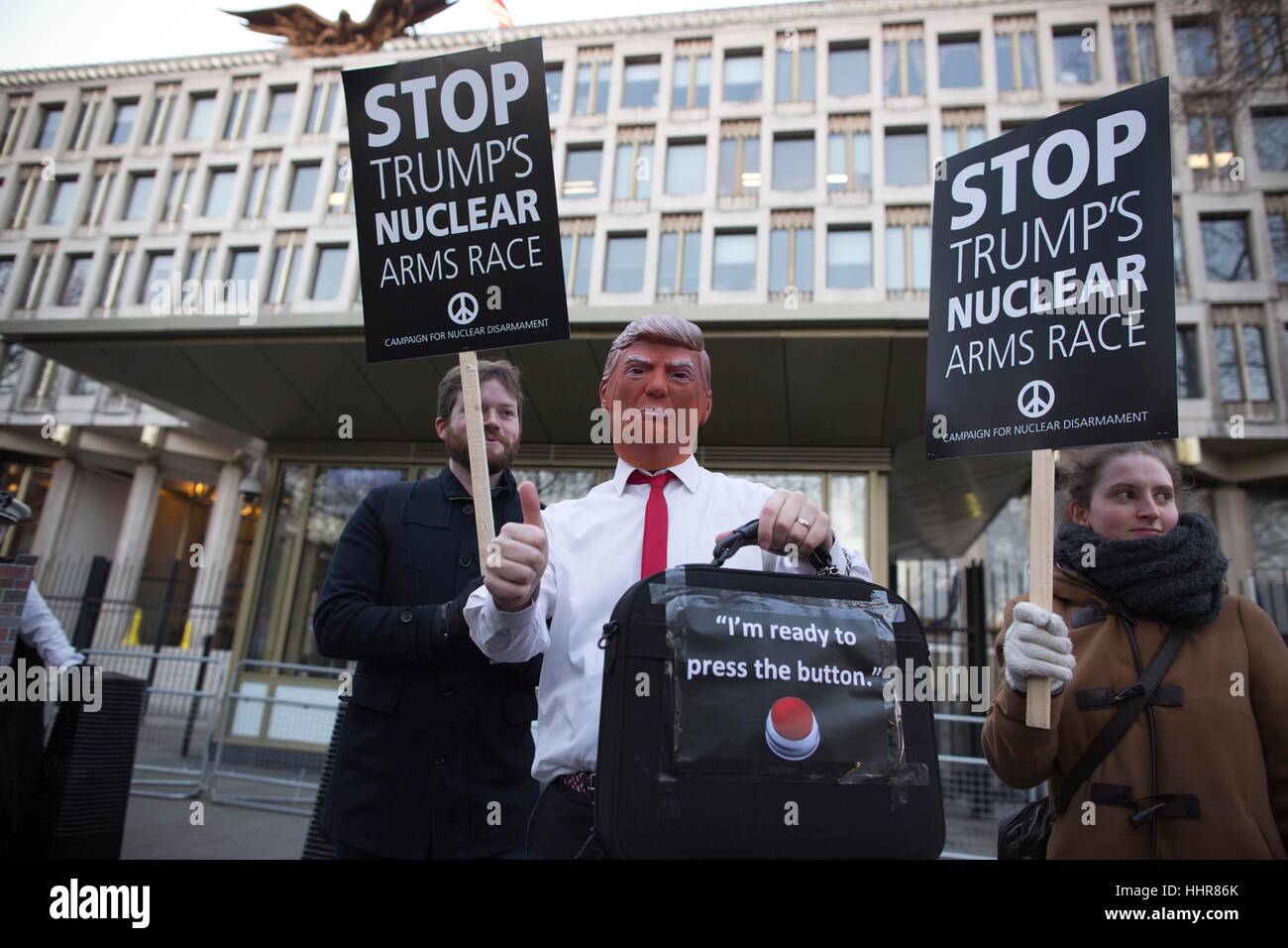 Londres, Royaume-Uni. 20 Jan, 2017. Anti-Trump protester US Embassy, Grosvenor Square, London, UK. ce soir protester contre l'investiture du président américain Donald Trump à l'extérieur de l'ambassade américaine de Londres Banque D'Images