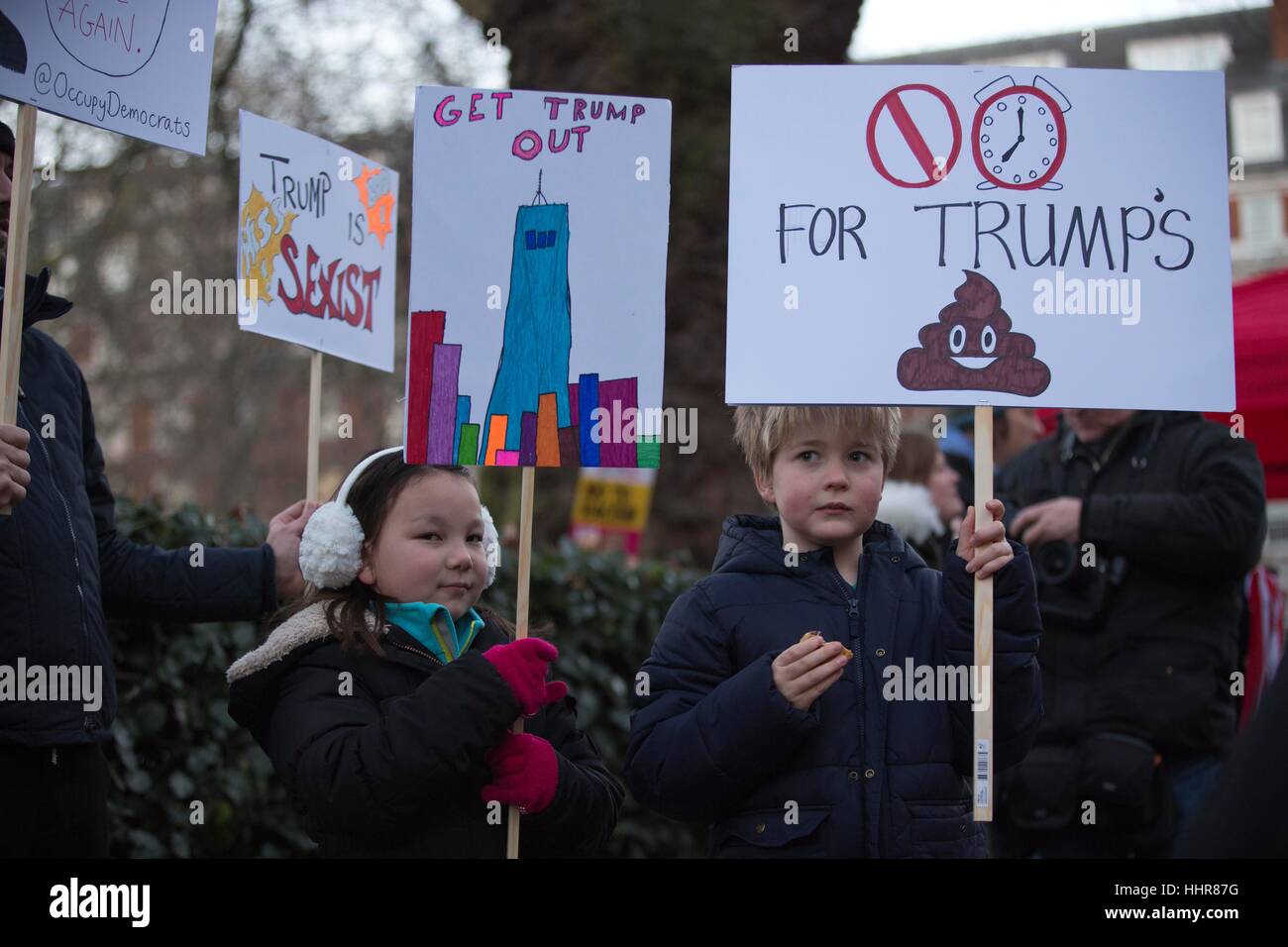 Londres, Royaume-Uni. 20 Jan, 2017. Anti-Trump protester US Embassy, Grosvenor Square, London, UK. ce soir protester contre l'investiture du président américain Donald Trump à l'extérieur de l'ambassade américaine de Londres Banque D'Images