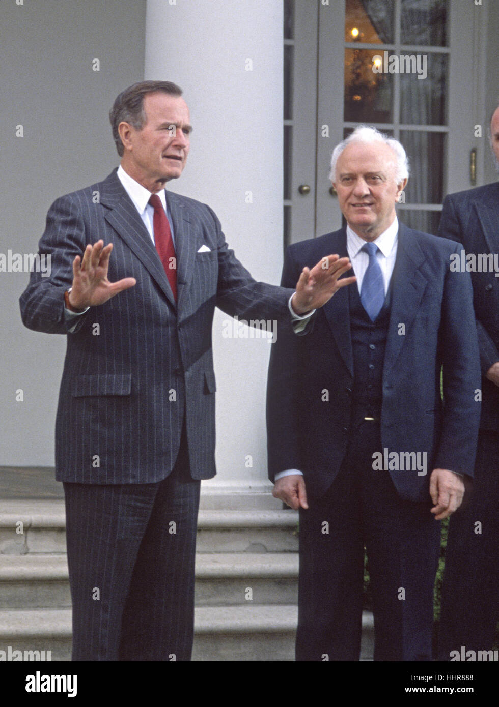 Le président des États-Unis George H. W. Bush, à gauche, et le ministre des Affaires étrangères Edouard Chevardnadze de l'Union des Républiques socialistes soviétiques, droite, rencontrez les journalistes dans la roseraie de la Maison Blanche à Washington, le 6 avril 1990. Chevardnadze est décédé le 7 juillet 2014 à l'âge de 86. Credit : Howard L. Sachs / CNP | conditions dans le monde entier Banque D'Images