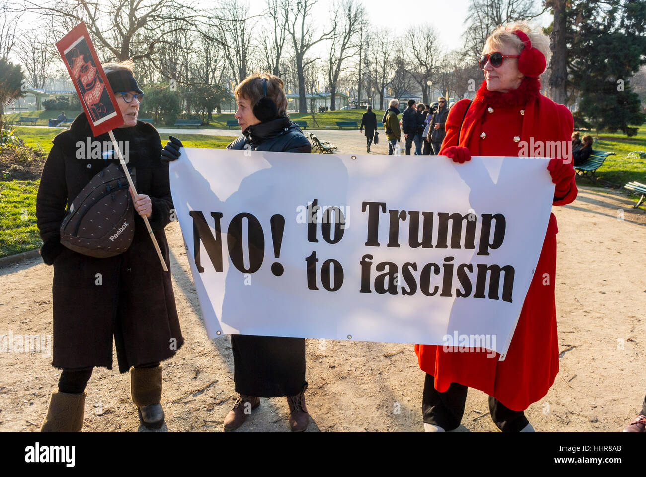 Paris, France, peuple américain, petit groupe de personnes, politique des femmes, à la manifestation anti-Trump devant l'ambassade américaine, affiche de protestation, trump paris Banque D'Images