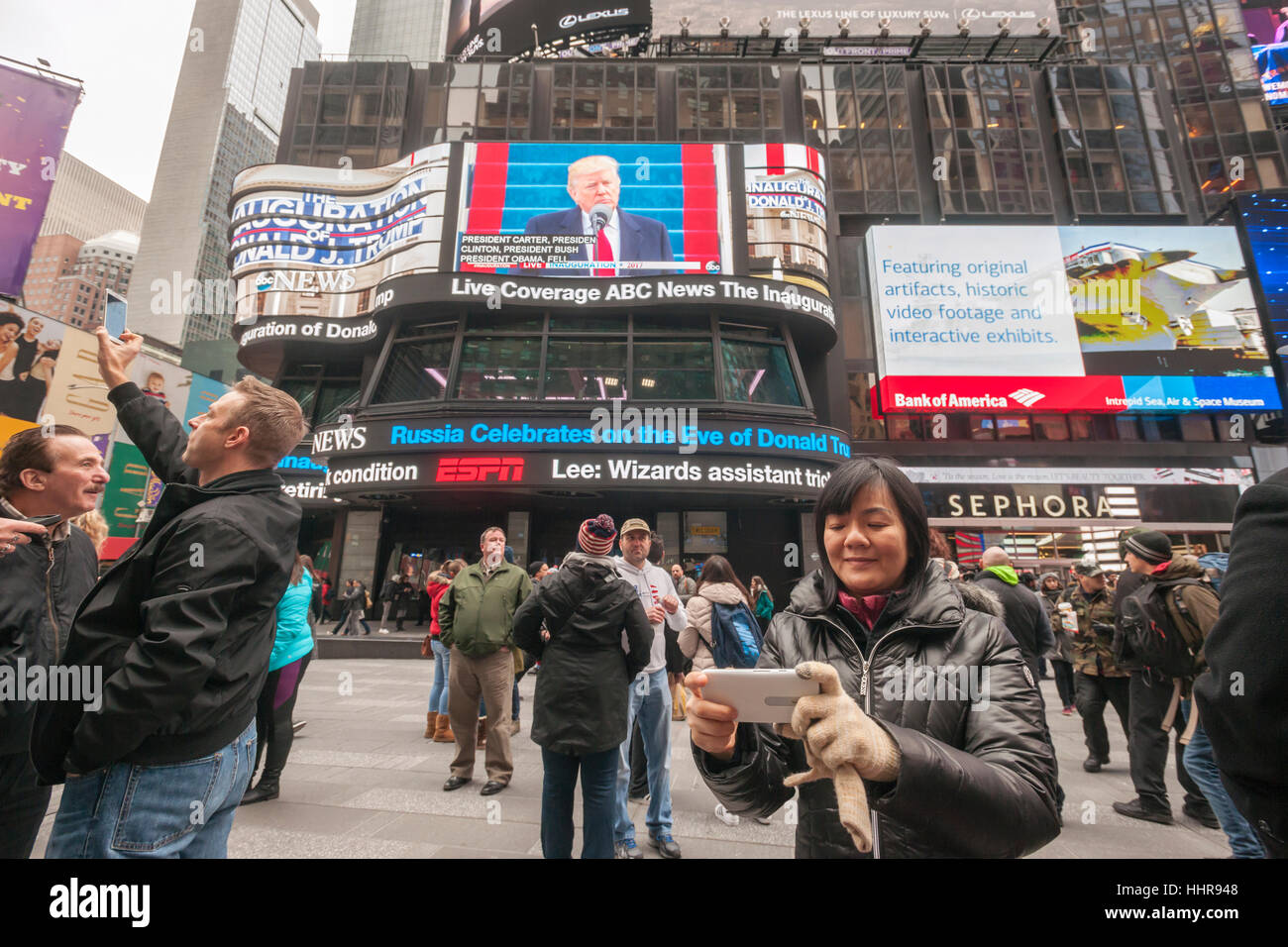 New York, USA. 20 Jan, 2017. Les visiteurs de Times Square à New York voir l'inauguration de l'atout de Donald comme le 45e président des États-Unis sur l'écran géant de télévision ABC le vendredi 20 janvier 2017. Crédit : Richard Levine/Alamy Live News Banque D'Images