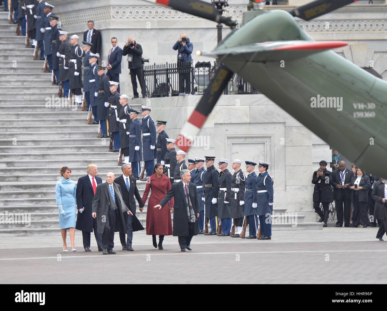 Washington, USA. 20 Jan, 2017. L'ancien président américain Barack Obama et son épouse Michelle Obama à pied à l'hélicoptère escorté par le président des États-Unis nouvellement inauguré l'atout de Donald et son épouse Melania Trump après Donald Trump a prêté serment en tant que 45e président des États-Unis à Washington, DC, États-Unis, le 20 janvier, 2017. Credit : Bao Dandan/Xinhua/Alamy Live News Banque D'Images