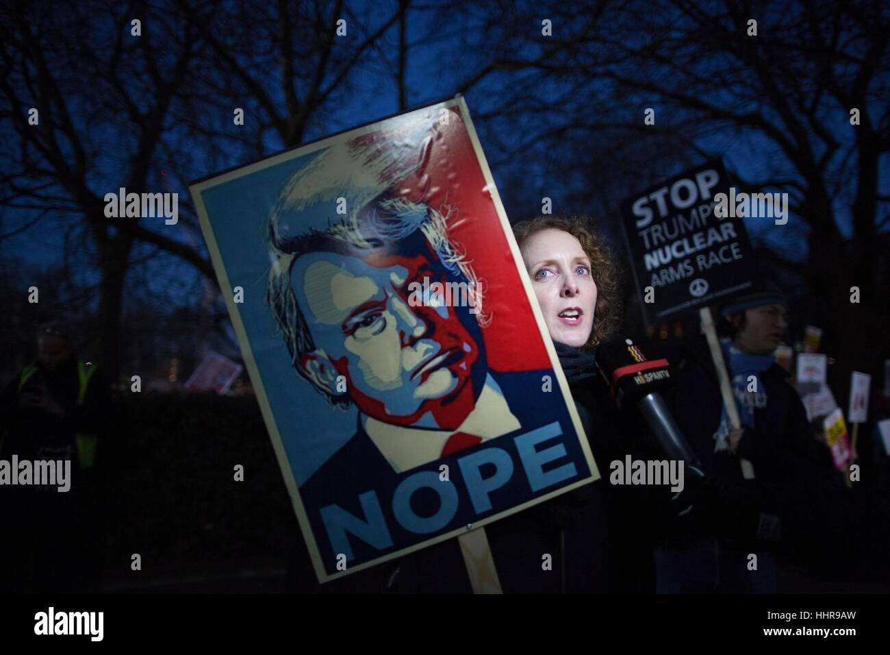 Londres, Royaume-Uni. 20 Jan, 2017. Anti-Trump protester US Embassy, Grosvenor Square, London, UK. ce soir protester contre l'investiture du président américain Donald Trump à l'extérieur de l'ambassade américaine de Londres Banque D'Images