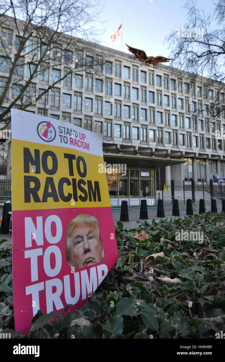 Donald Trump de protestation devant l'ambassade américaine à Londres contre de prétendus raciste, homophobe et remarques sexistes faites par Trump Banque D'Images