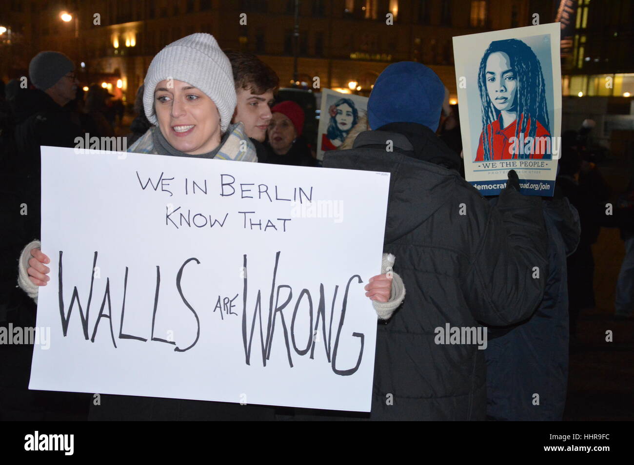 Berlin, Allemagne. 20 Jan, 2017. Anti-Trump une démonstration à la porte de Brandebourg à Berlin Crédit : Markku Rainer Peltonen/Alamy Live News Banque D'Images