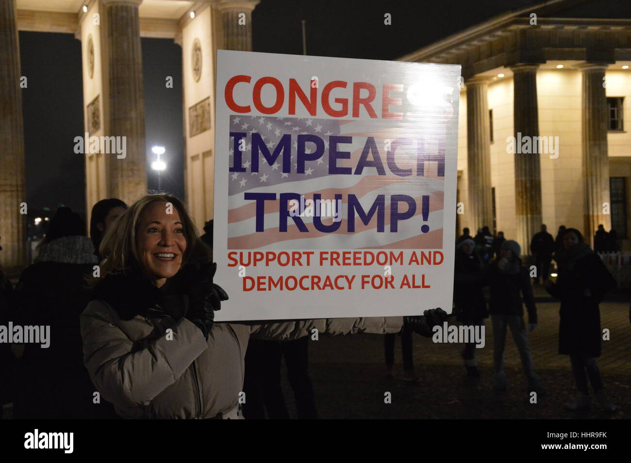 Berlin, Allemagne. 20 Jan, 2017. Anti-Trump une démonstration à la porte de Brandebourg à Berlin Crédit : Markku Rainer Peltonen/Alamy Live News Banque D'Images