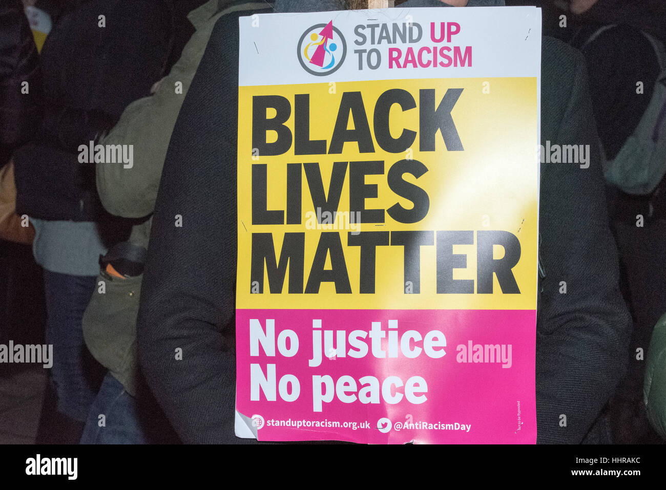 Londres, Royaume-Uni. Le 20 janvier, 2017. Des banderoles et des panneaux à l'Atout anti-manifestation et une marche devant l'ambassade américaine à Londres. Crédit : Ian Davidson/Alamy Live News Banque D'Images