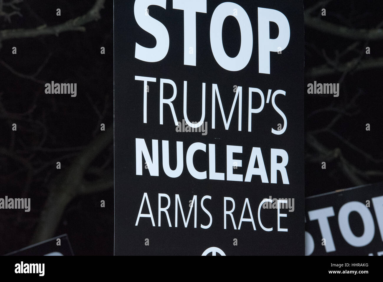 Londres, Royaume-Uni. Le 20 janvier, 2017. Des banderoles et des panneaux à l'Atout anti-manifestation et une marche devant l'ambassade américaine à Londres. Crédit : Ian Davidson/Alamy Live News Banque D'Images