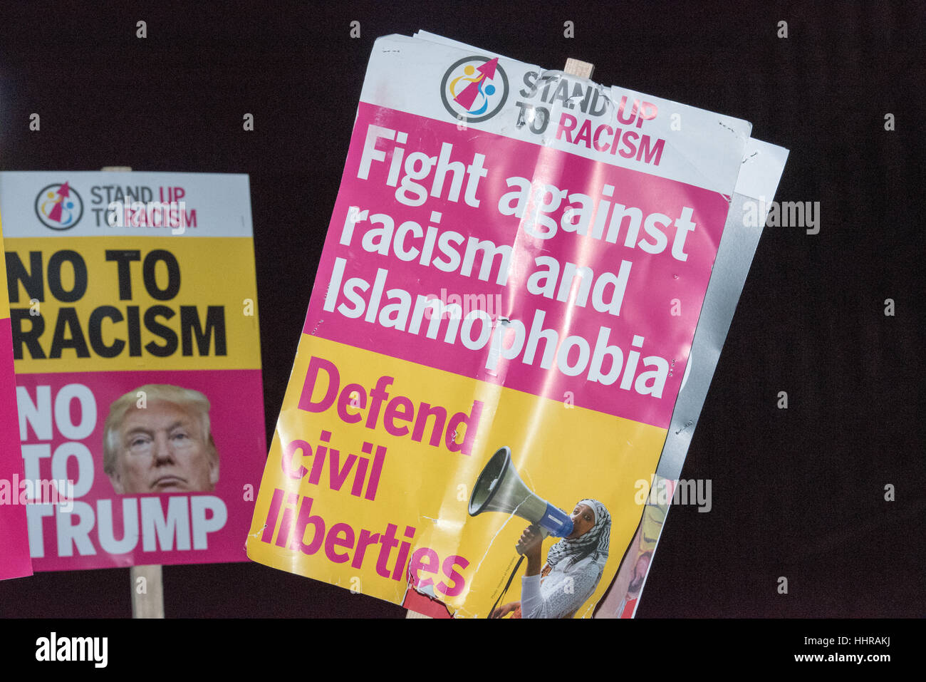 Londres, Royaume-Uni. Le 20 janvier, 2017. Des banderoles et des panneaux à l'Atout anti-manifestation et une marche devant l'ambassade américaine à Londres. Crédit : Ian Davidson/Alamy Live News Banque D'Images