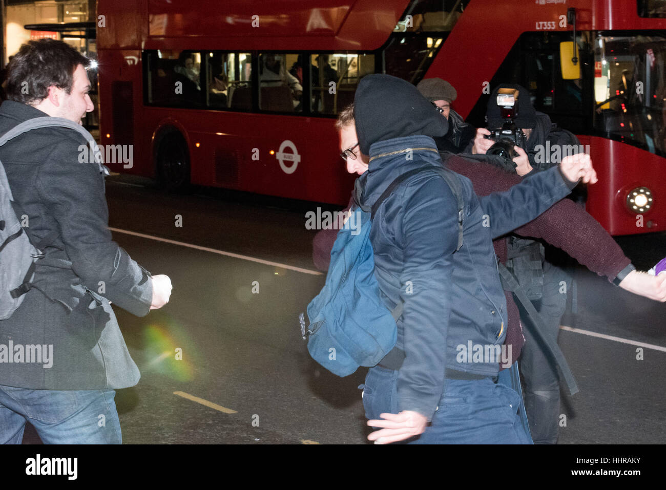 Londres, Royaume-Uni. Le 20 janvier, 2017. Une bagarre éclate entre les manifestants lors de la manifestation anti-Trump et mars devant l'ambassade américaine à Londres. Crédit : Ian Davidson/Alamy Live News Banque D'Images