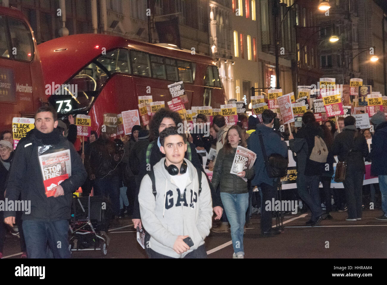 Londres, Royaume-Uni. Le 20 janvier, 2017. Les manifestants occupent une jonction de route à l'Atout anti-manifestation et une marche devant l'ambassade américaine à Londres. Crédit : Ian Davidson/Alamy Live News Banque D'Images