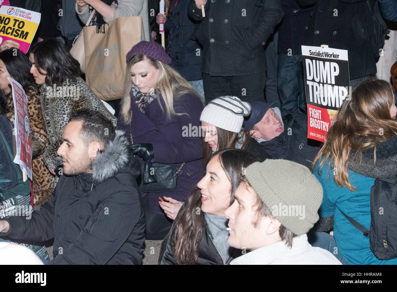 Londres, Royaume-Uni. Le 20 janvier, 2017. Les manifestants occupent une jonction de route à l'Atout anti-manifestation et une marche devant l'ambassade américaine à Londres. Crédit : Ian Davidson/Alamy Live News Banque D'Images