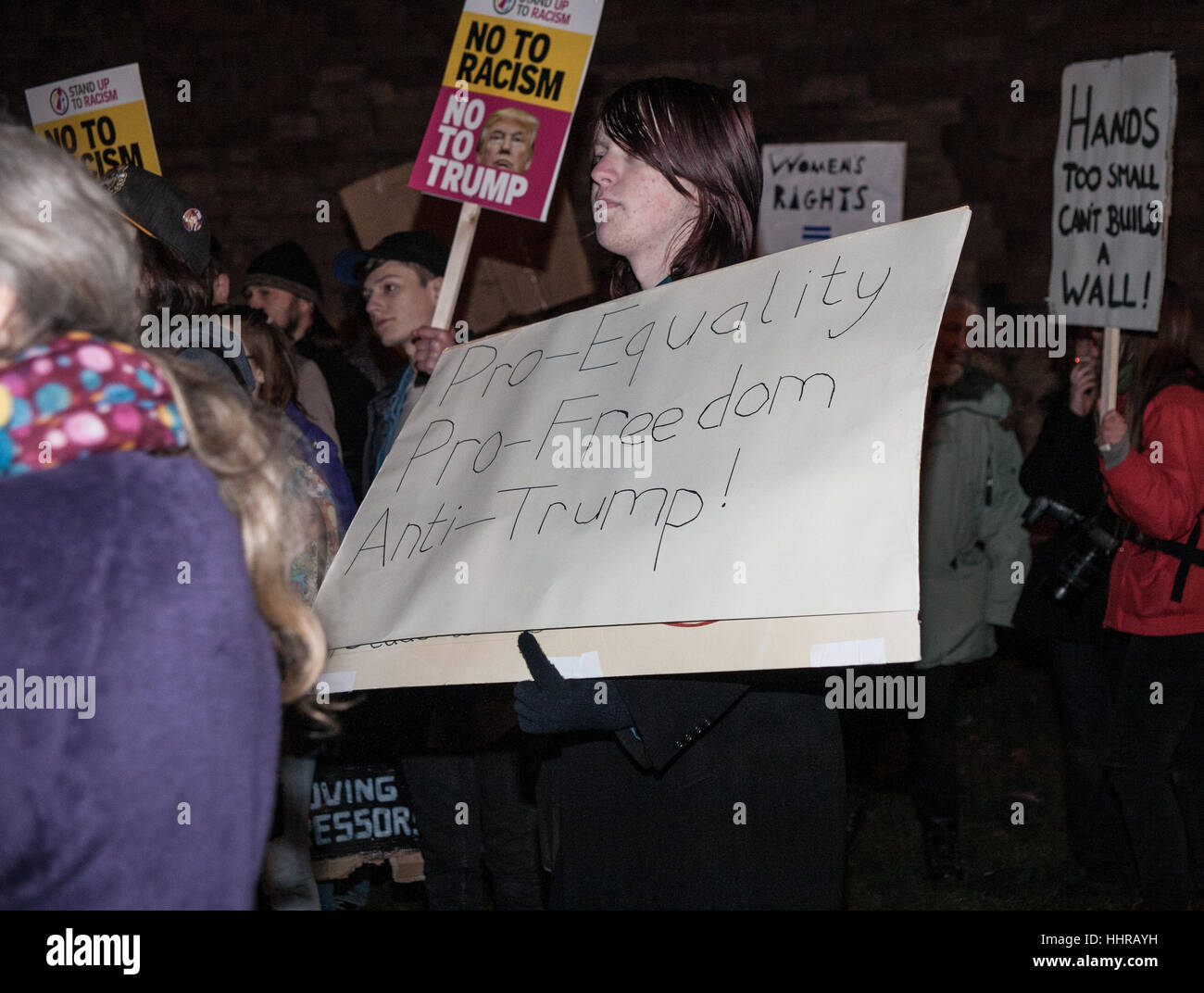 Cardiff, Royaume-Uni. Le 20 janvier, 2017. Des centaines de manifestants se sont réunis à l'extérieur du château de Cardiff pour protester contre la présidence des États-Unis de Donald Trump et ses opinions politiques à l'égard des femmes, des réfugiés et des communautés minoritaires. Credit : Taz Rahman/Alamy Live News Banque D'Images