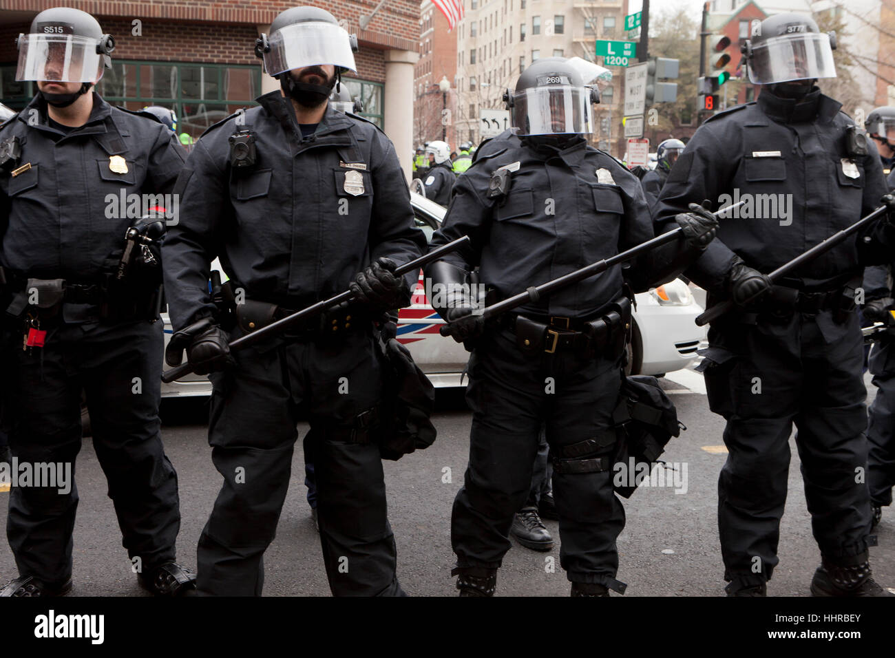 Washington, USA. Le 20 janvier, 2017. Des milliers de manifestants anti-Trump mars juste à l'extérieur de l'investiture présidentielle périmètre de sécurité. De nombreux manifestants ont affronté la police anti-émeutes. Credit : B Christopher/Alamy Live News Banque D'Images