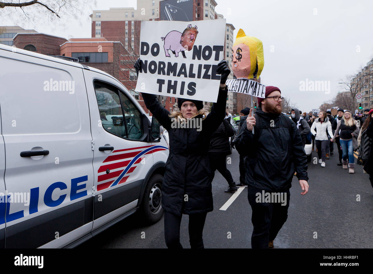 Washington, DC, USA, 20e, janvier 2017 : Des milliers de manifestants anti-Trump mars juste à l'extérieur de l'investiture présidentielle périmètre de sécurité. De nombreux manifestants en conflit avec la police anti-émeute. Banque D'Images