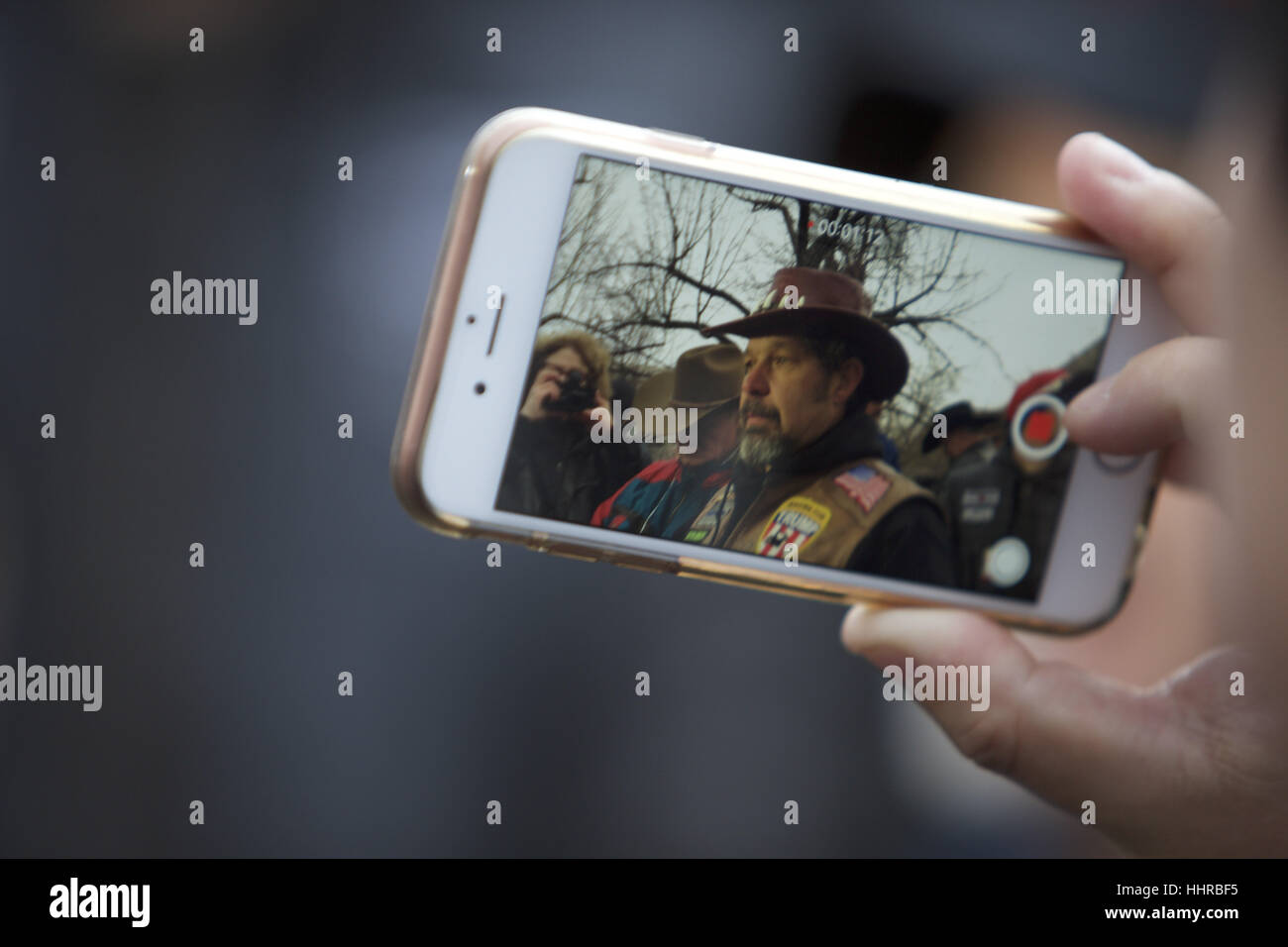 Washington, USA. 20 Jan, 2017. Un membre d'atout pour les motards d'être interviewé le long de l'itinéraire du défilé à l'atout de Donald's Inauguration présidentielle. Credit : Rocky Arroyo/ZUMA/Alamy Fil Live News Banque D'Images