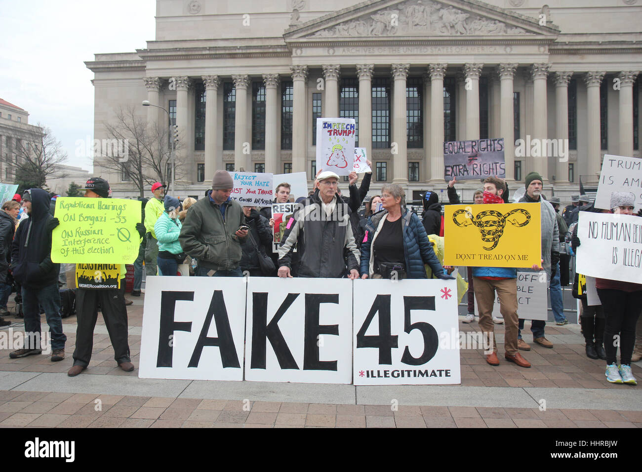 Washington, USA. Le 20 janvier, 2017. Protestataires à manifestation tenue par la Coalition Réponse le jour de l'inauguration de Donald J. Trump comme président des États-Unis. Crédit : Susan Pease/Alamy Live News Banque D'Images