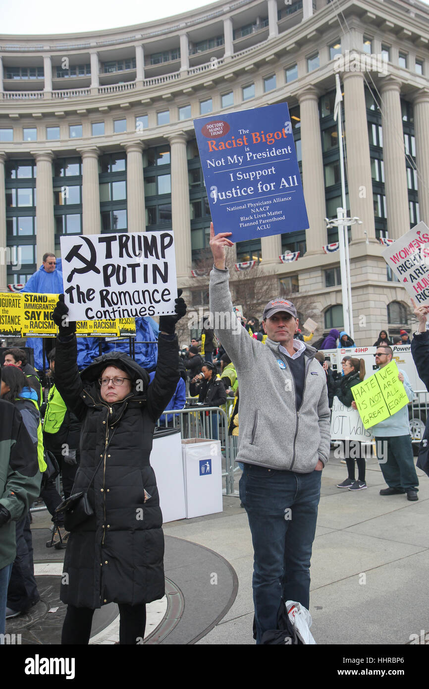 Washington, USA. Le 20 janvier, 2017. Les manifestants lors d'un rassemblement organisé par la Coalition Réponse le jour de l'inauguration de Donald J. Trump comme président des États-Unis. Crédit : Susan Pease/Alamy Live News Banque D'Images