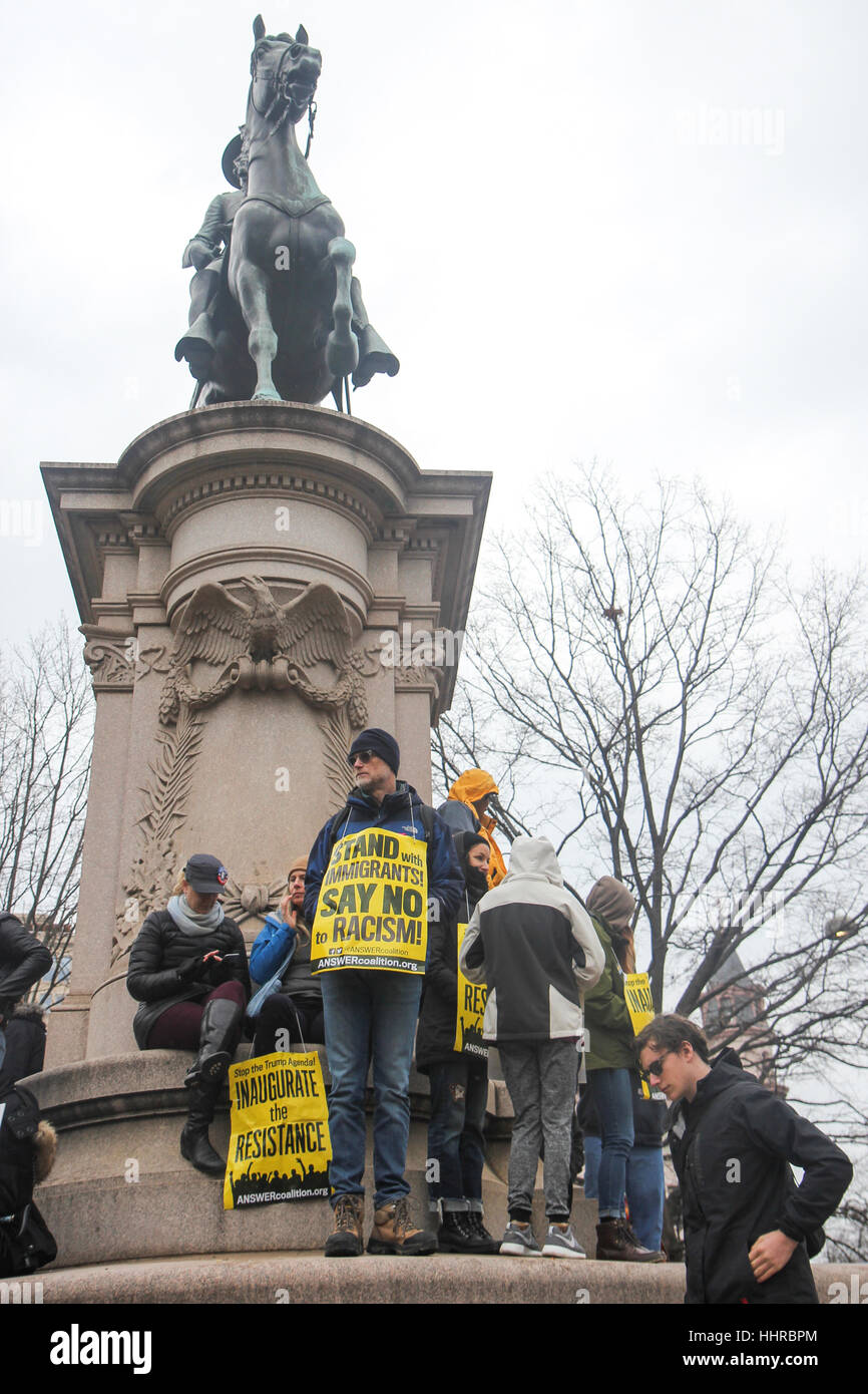 Washington, USA. Le 20 janvier, 2017. Les manifestants lors d'un rassemblement organisé par la Coalition Réponse le jour de l'inauguration de Donald J. Trump comme président des États-Unis. Crédit : Susan Pease/Alamy Live News Banque D'Images