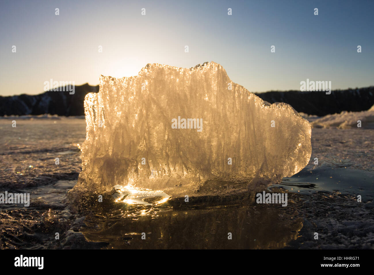 La glace transparente est au-dessus d'une fissure au coucher du soleil, l'île Olkhon, le Lac Baïkal. Banque D'Images