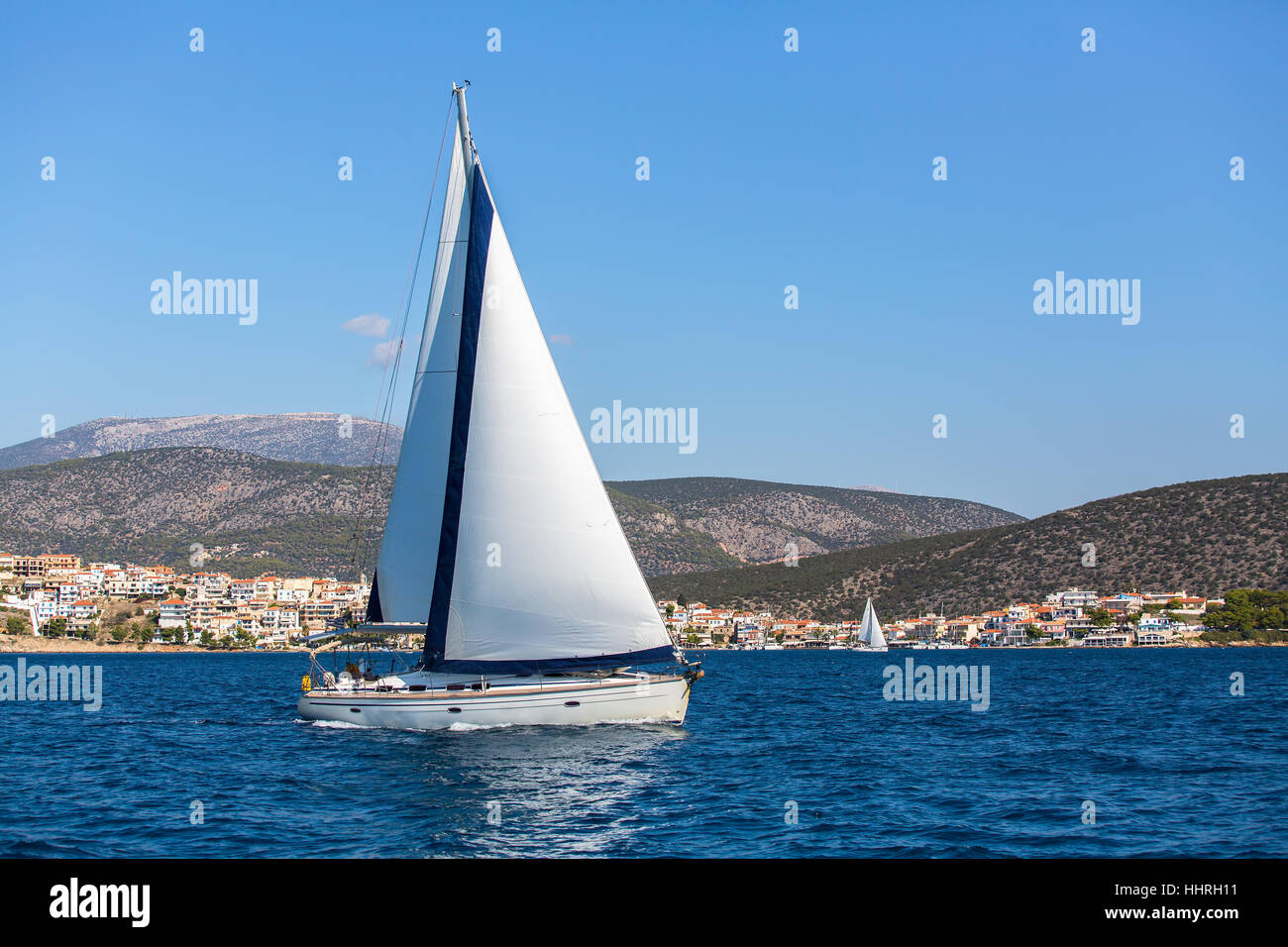 La Voile dans le vent à travers les vagues de la mer Egée en Grèce. Yachts de luxe. Banque D'Images
