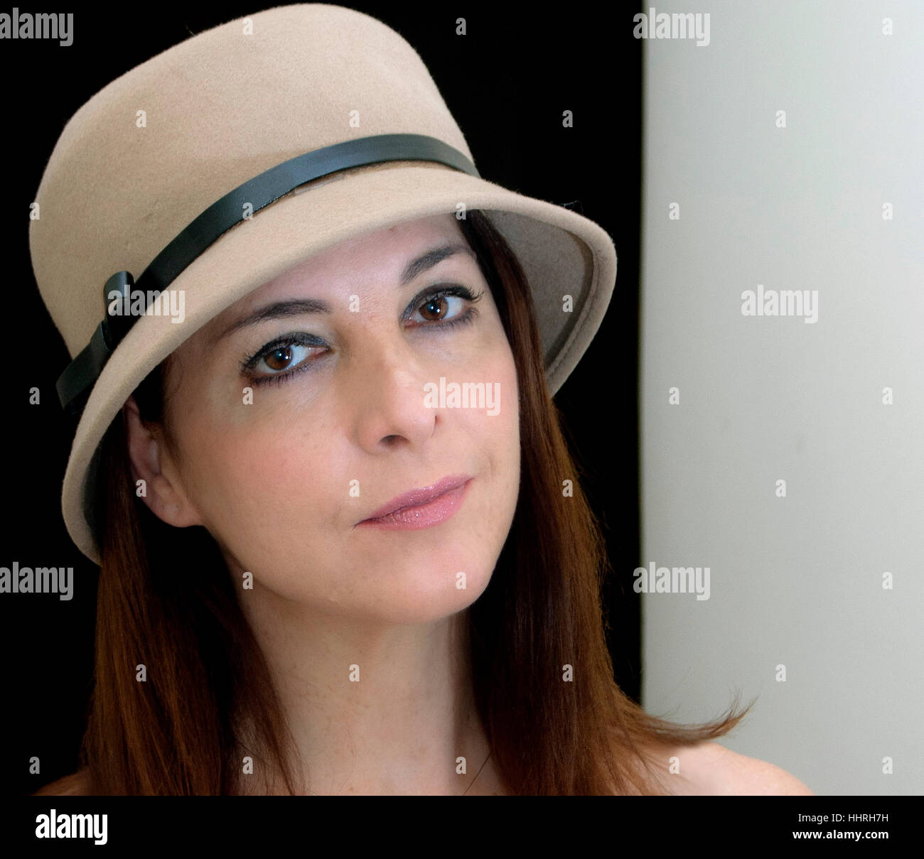 Portrait of a woman wearing hat, looking at camera. Banque D'Images