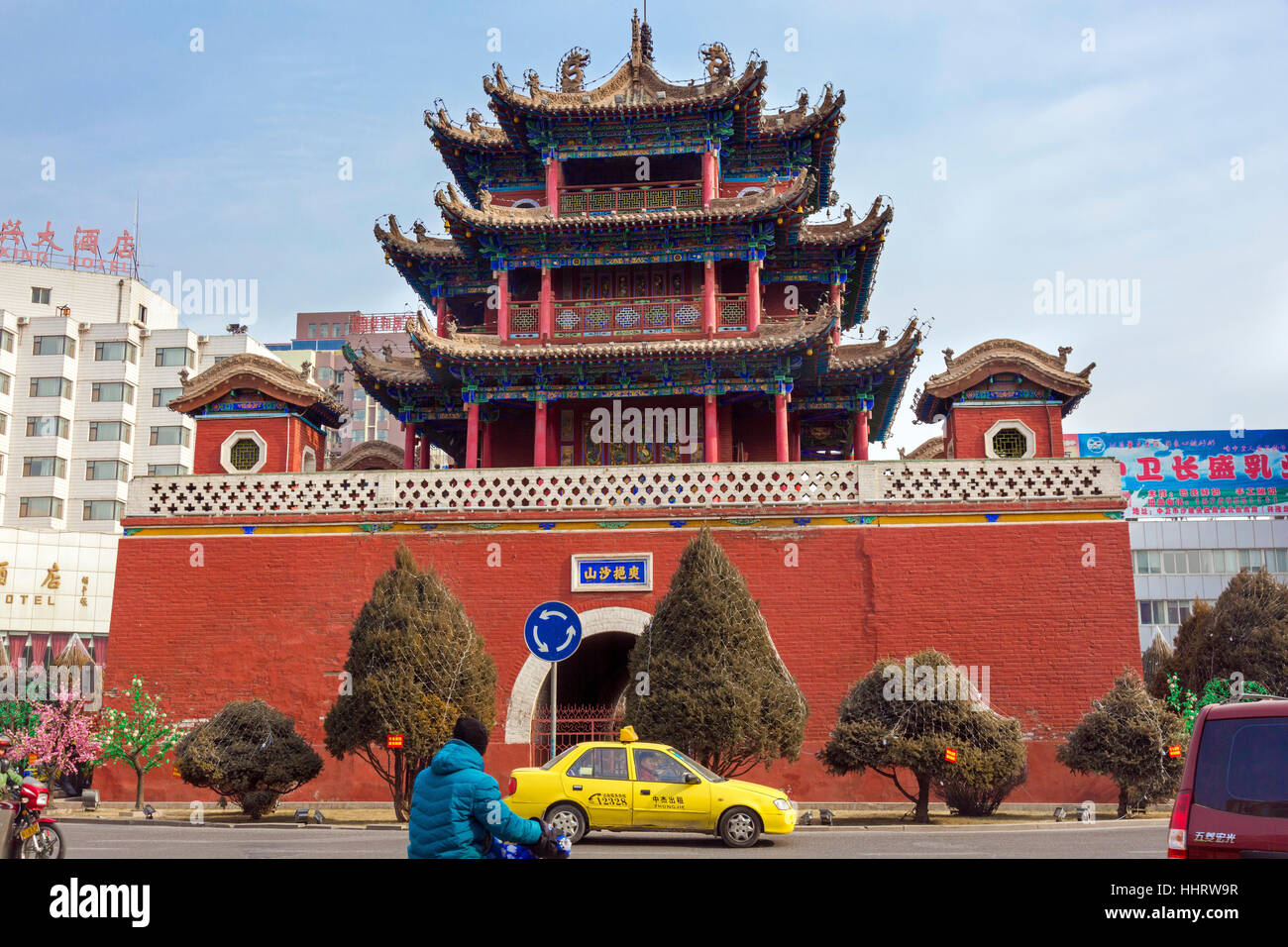 Le trafic à la Tour du Tambour, Zhongwei, province de Ningxia, Chine Banque D'Images