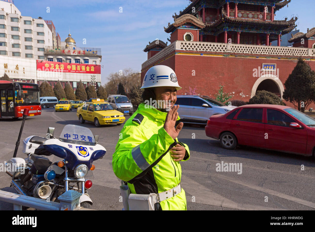 La police de la circulation à Drum Tower Junction, Zhongwei, province de Ningxia, Chine Banque D'Images