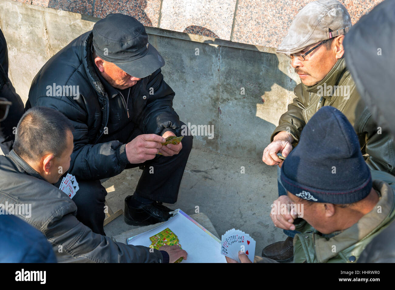 Les hommes jouent aux cartes, Zhongwei, province de Ningxia, Chine Banque D'Images